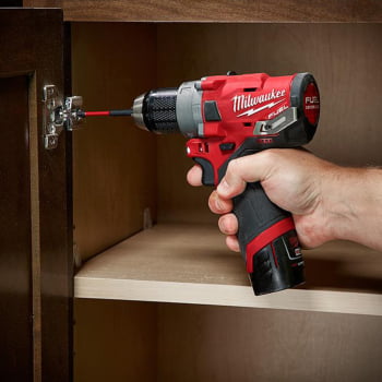 PARAFUSADEIRA FURADEIRA DE IMPACTO 1/2" A BATERIA 2504 MILWAUKEE 
