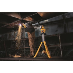 Torre de Iluminação LED a Bateria 20V 3.000 Lúmens DCL079B DEWALT